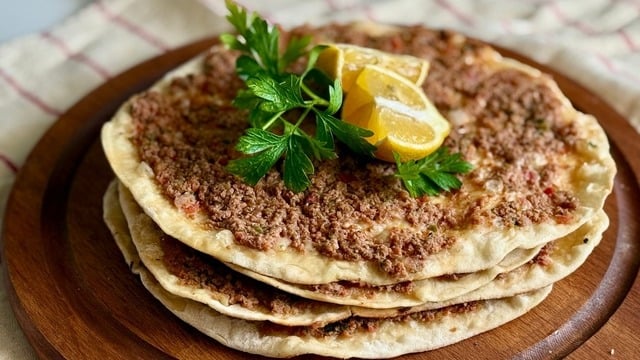 Elif'in Tarifi: Tavada Mayasız Lahmacun