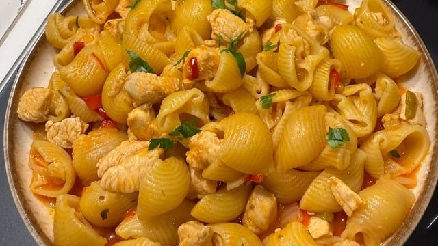 Tek Tencerede: Tavuklu Demleme Makarna