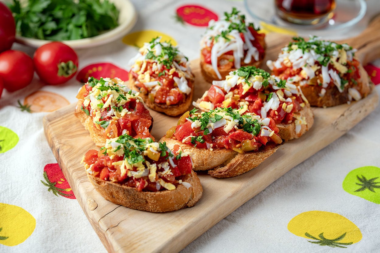 Pazar Kahvaltılarına: Domatesli Yumurtalı Kahvaltılık Ekmek