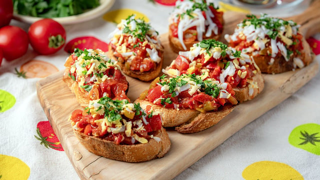Pazar Kahvaltılarına: Domatesli Yumurtalı Kahvaltılık Ekmek