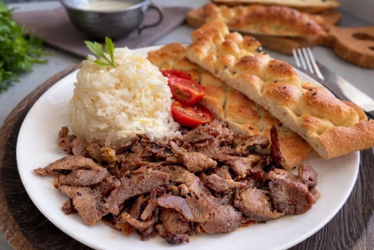 Dönerin Yanına Ne Gider?