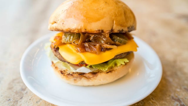 Parti Başlasın: Ev Yapımı Karamelize Soğanlı Hamburger