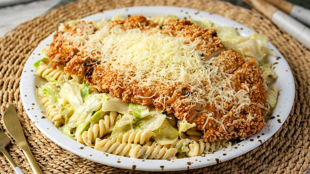 Doyurucu ve Çıtır Çıtır: Tavuk Şinitzel Salata