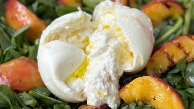 Yaz Sofralarına: Izgara Şeftalili Yeşil Salata