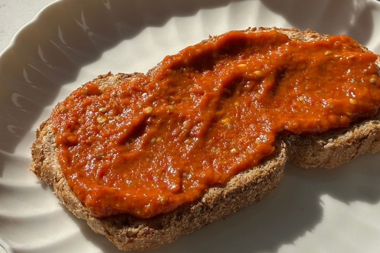 Kahvaltı Sofralarına: Zeytinyağlı Ajvar Sos