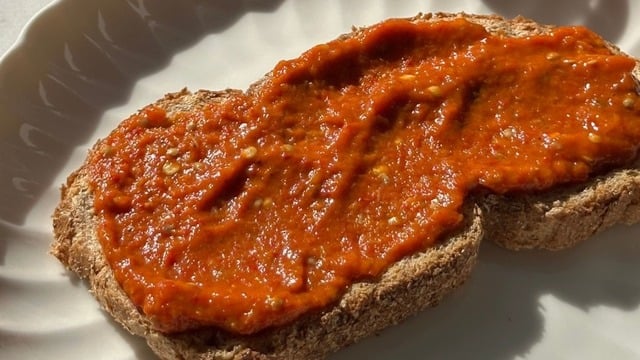Kahvaltı Sofralarına: Zeytinyağlı Ajvar Sos