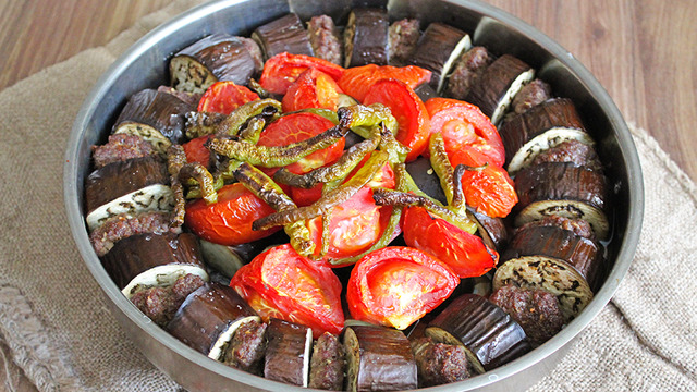 Hem de Çok Hafif: Patlıcanlı Tepsi Kebabı