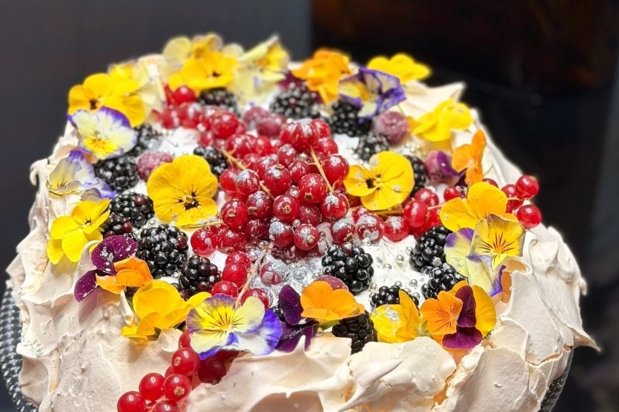 Yaza Yakışır: Pratik Orman Meyveli Pavlova