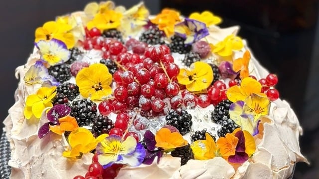 Yaza Yakışır: Pratik Orman Meyveli Pavlova