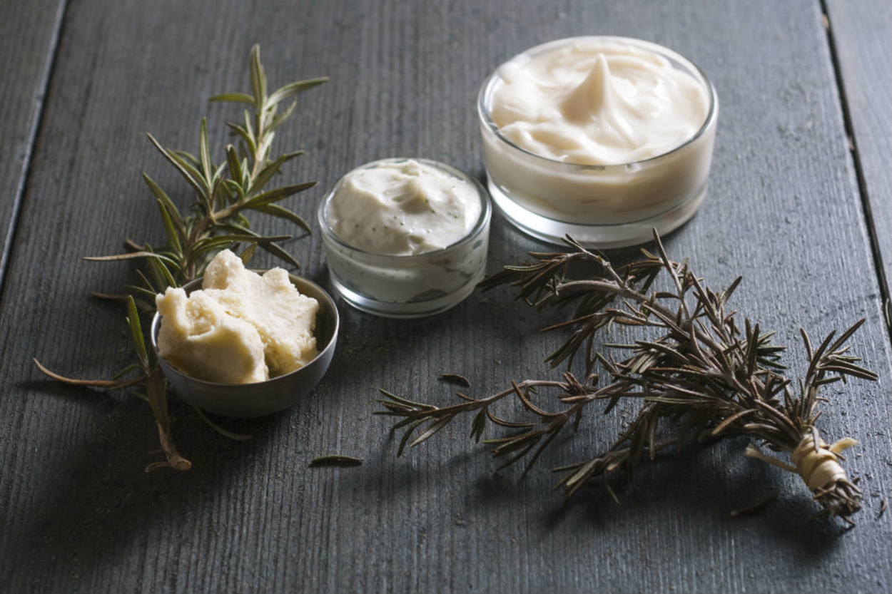 Vücut Çatlaklarının Görünümünü Hafitletecek Ev Yapımı 5 Doğal Krem ve Peeling