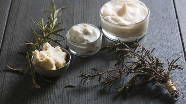 Vücut Çatlaklarının Görünümünü Hafitletecek Ev Yapımı 5 Doğal Krem ve Peeling