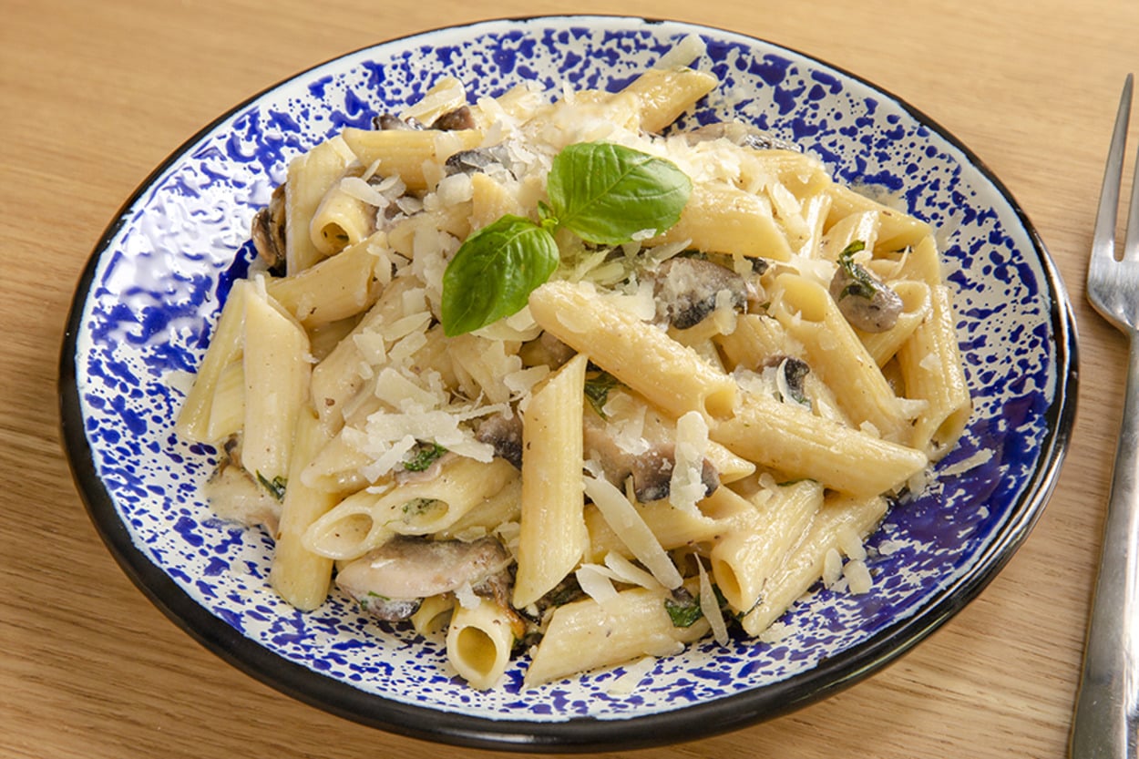 Üç Beyaz Sevdirir: Kremalı Mantar Soslu Penne Makarna