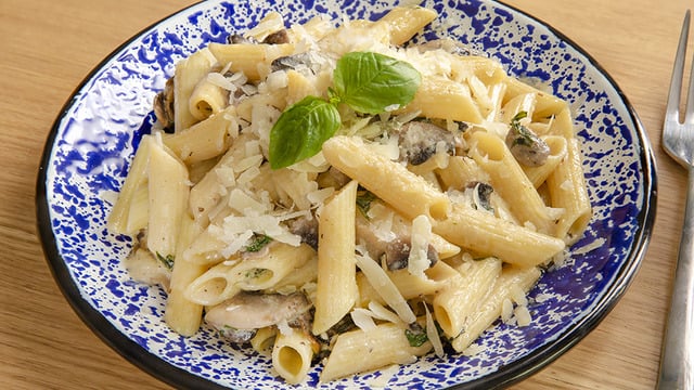 Üç Beyaz Sevdirir: Kremalı Mantar Soslu Penne Makarna