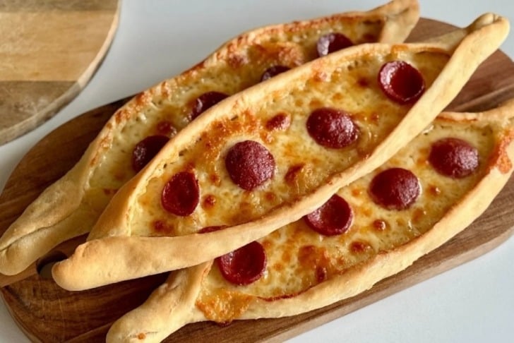 Sucuklu Pide