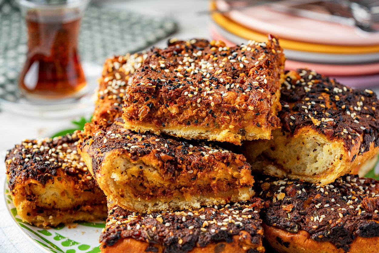 Bol Harcıyla: Tepside Biberli Ekmek