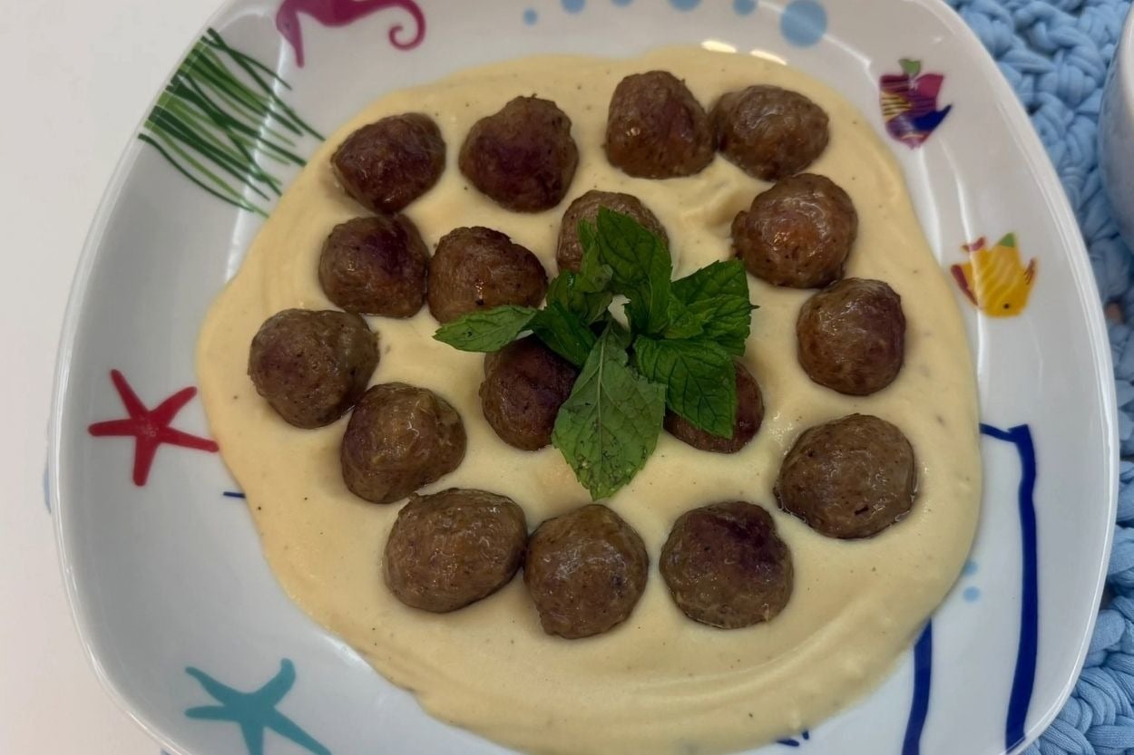 Kremalı Sosuyla: Evde İsveç Köfte