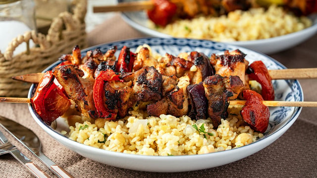 Limonlu Nohutlu Bulgur Pilavıyla: Tavada Sebzeli Tavuk Şiş