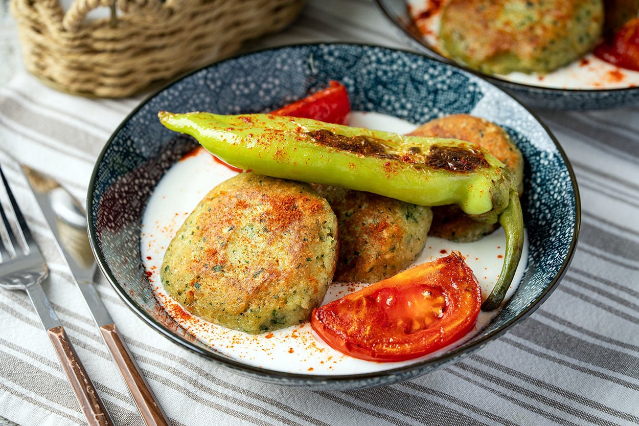 İçinde Et Yok: Bayat Ekmek Köftesi
