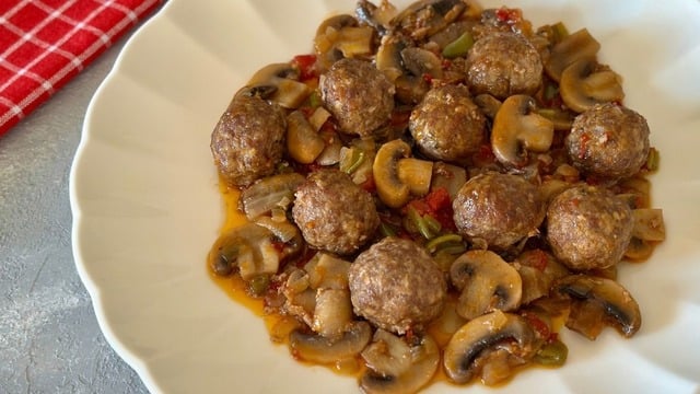 Melek'in Tarifi: Köfteli Mantar Yemeği
