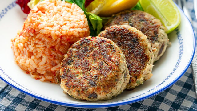 Domatesli Pilav Eşliğinde: Palamut Köftesi