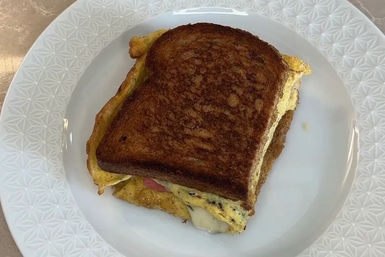 Güne Lezzetli Başlangıç: Hindi Fümeli Omlet Tost
