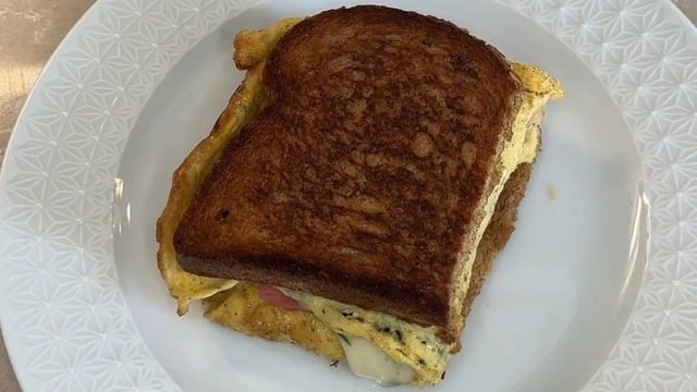 Güne Lezzetli Başlangıç: Hindi Fümeli Omlet Tost
