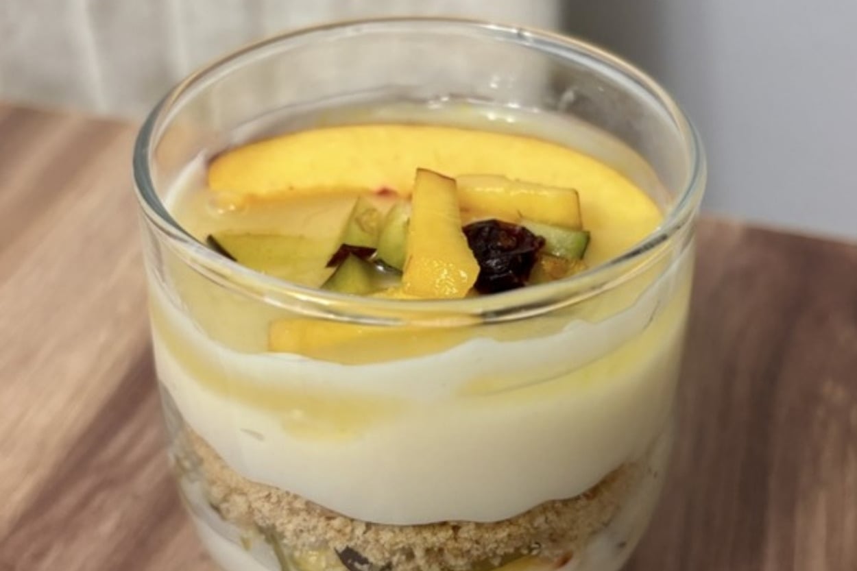 Bir Kaşıkta Yaz: Limon Soslu Şeftalili Bisküvili Kup