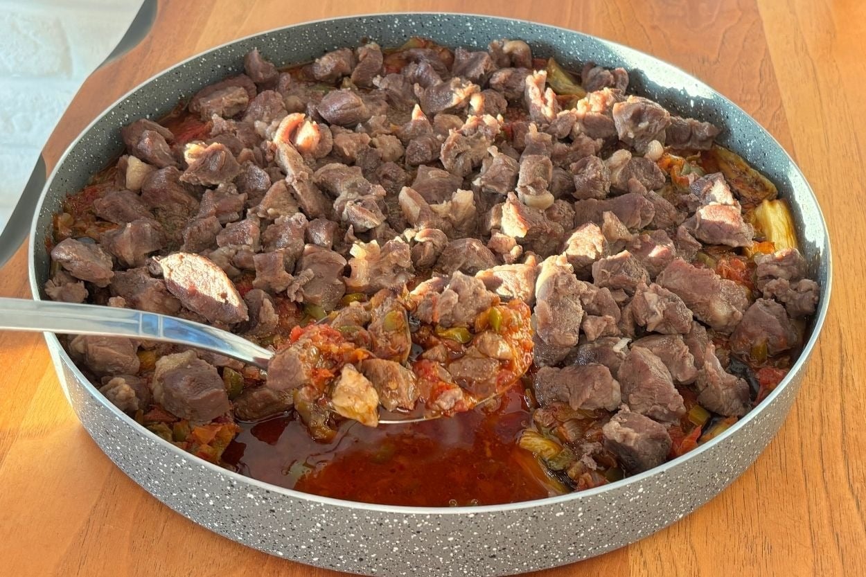 Rüveyda'nın Tarifi: Etli Patlıcan Oturtma
