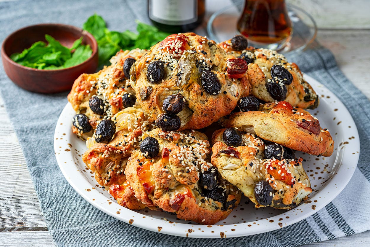 Kıbrıs Mutfağından İlhamla: Zeytinli Hellimli Çörek