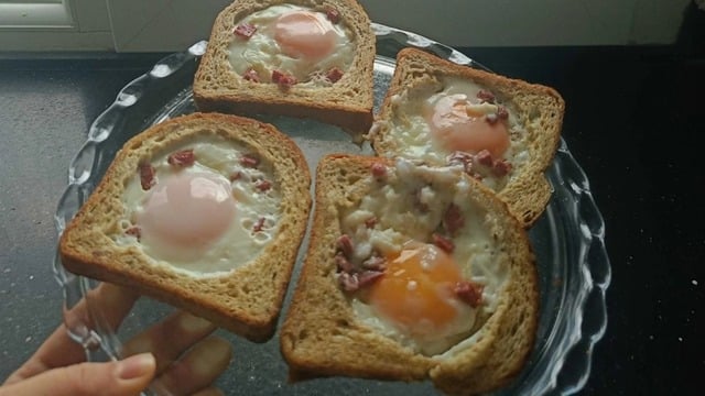 Kahvaltı Sofralarına: Pratik Ekmek Çanağında Yumurta