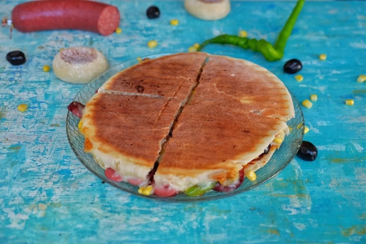 Tost Değil Sanki Pizza: Sucuklu Bazlama Tost