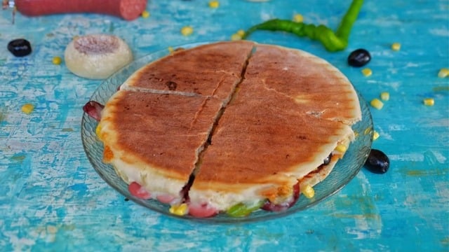 Tost Değil Sanki Pizza: Sucuklu Bazlama Tost