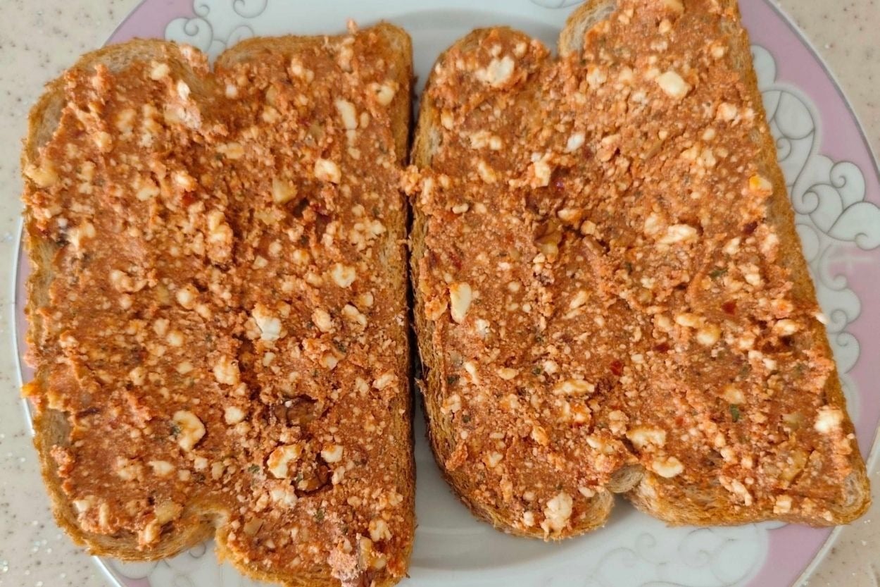 Ekmek Diliminin Üzerine: Beyaz Peynirli Acuka