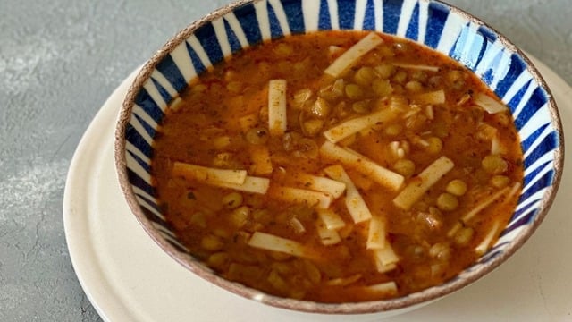 Bol Naneli: Erişteli Yeşil Mercimek Çorbası