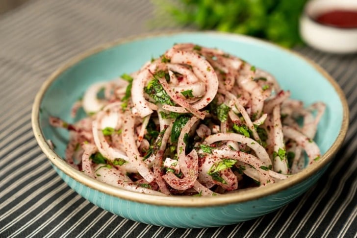 Sumaklı Soğan Salatası
