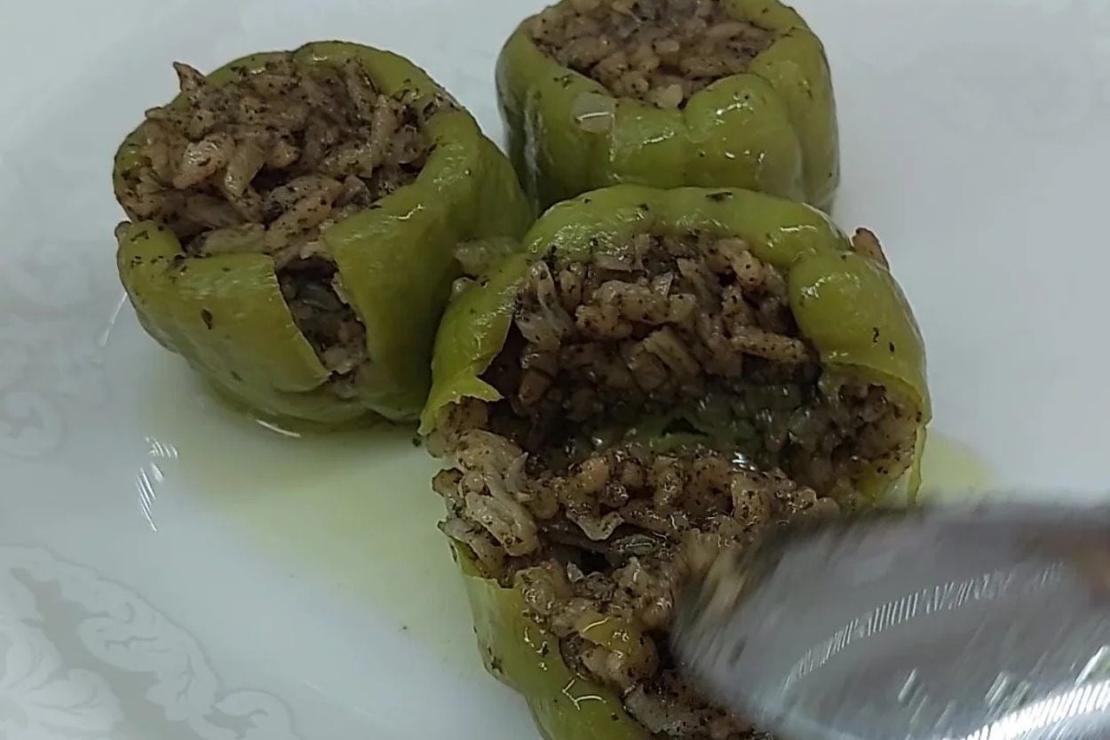 Zeytinyağlının Kraliçesi: Yenibaharlı Biber Dolması
