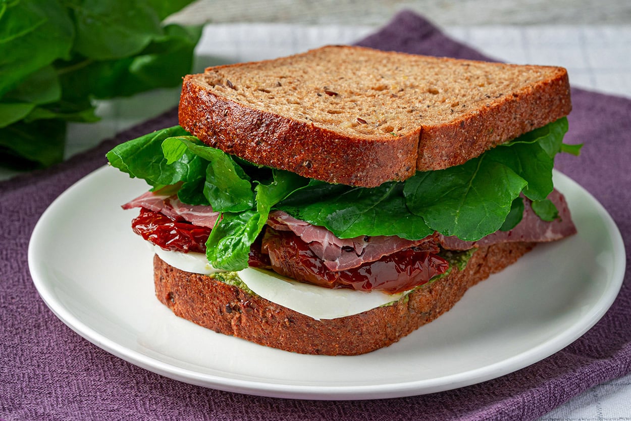 Ev Yapımı Pesto Soslu: Kuru Etli Mozzarellalı Sandviç
