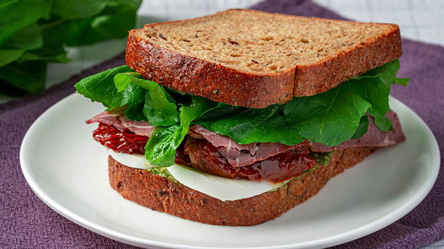 Ev Yapımı Pesto Soslu: Kuru Etli Mozzarellalı Sandviç