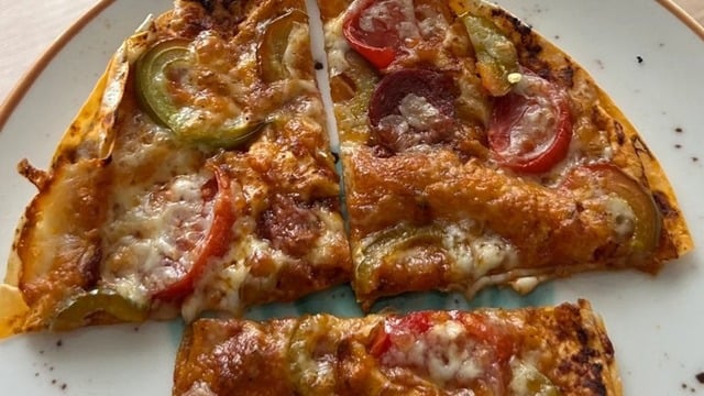 Evde Pratik: Bol Malzemeli Lavaş Pizza