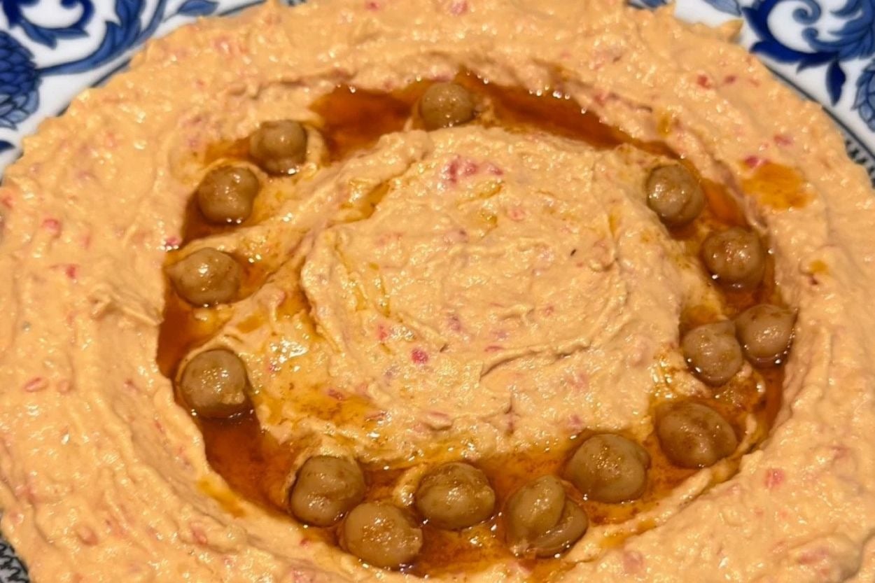 İsli Aromasıyla: Tahinli Köz Biberli Humus