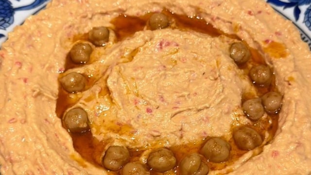 İsli Aromasıyla: Tahinli Köz Biberli Humus