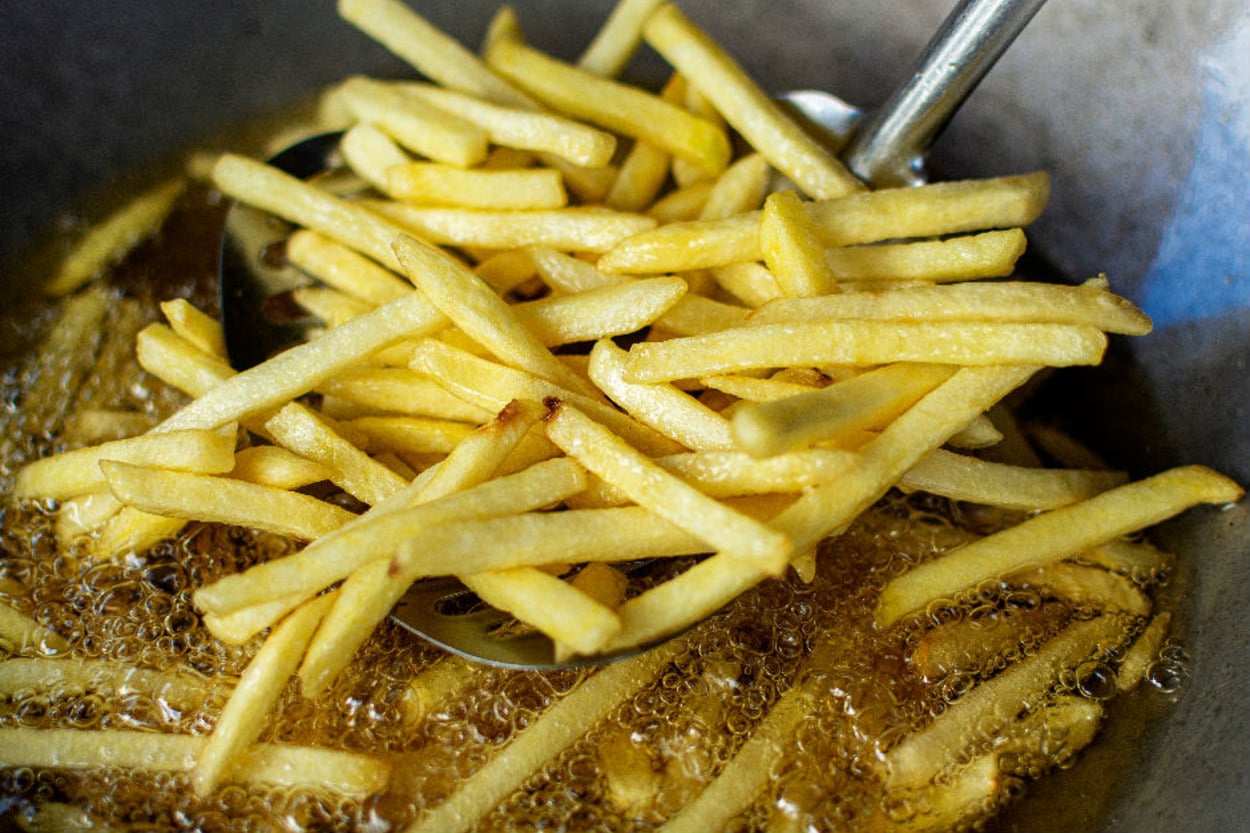 Dışarıda Yediklerinizden Daha Güzel: Patates Kızartırken Yağ Çekmemesi İçin Ne Yapılır?