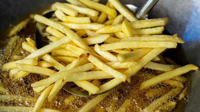 Dışarıda Yediklerinizden Daha Güzel: Patates Kızartırken Yağ Çekmemesi İçin Ne Yapılır?