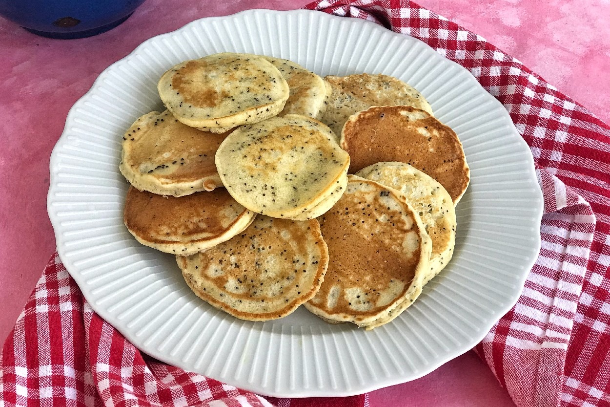 Bu Kez Farklı: Haşhaşlı Kahvaltılık Pankek
