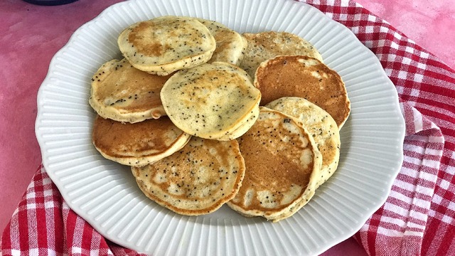 Bu Kez Farklı: Haşhaşlı Kahvaltılık Pankek