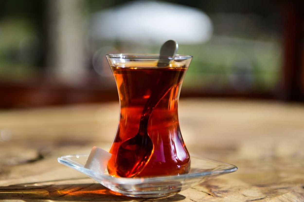Büyük Boy İnce Belli Çay Bardaklarına Ajda Bardak Denmesinin İlginç Sebebi