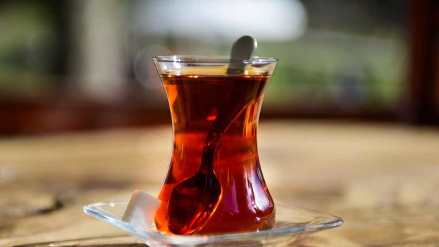 Büyük Boy İnce Belli Çay Bardaklarına Ajda Bardak Denmesinin İlginç Sebebi