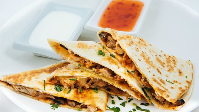 Tortilla Güzeli: Kaşarlı Tavuklu Quesadilla