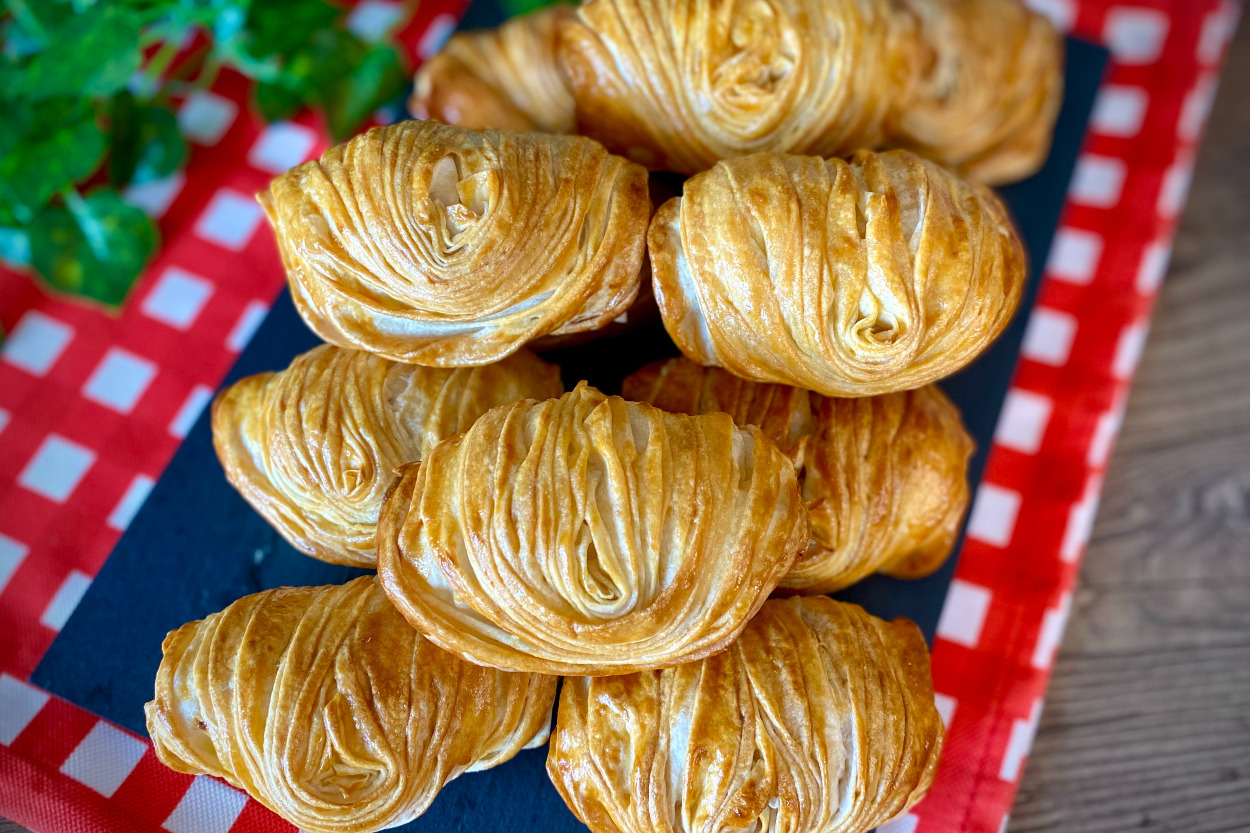 Şeklini Vermenin Püf Noktasıyla: Midye Börek