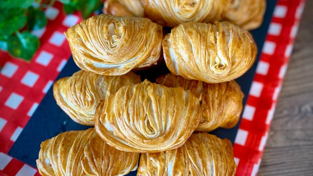 Şeklini Vermenin Püf Noktasıyla: Midye Börek